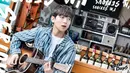 Sungjin Day6 senang dengan wanita yang lebih tua darinya. Menurutnya, mereka bisa mengayominya seperti sosok ibu. (Foto: allkpop.com)