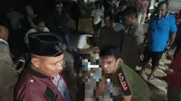 Polisi bersama satpol pp mengevakuasi jenazah pria yang meninggal di Taman Sritanjung Banyuwangi ke RSUD Blambangan Banyuwangi (Hermawan Arifianto/Liputan6.com)