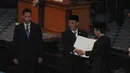 Jokowi kemudian menyerahkan surat pengunduran dirinya sebagai gubernur secara simbolik kepada Ketua DPRD DKI Prasetyo Edi Marsudi, Jakarta, (2/10/14). (Liputan6.com/Herman Zakharia) 