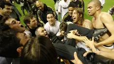 Persaingan dua klub bebuyutan dalam sebuah liga domestik lazim terjadi di beberapa liga top Eropa. Faktor sejarah dan letak geografis biasanya menjadi penyulut persaingan tersebut. Dalam kondisi tersebut, biasanya para pemain maupun pelatih akan menghindari berpindah klub dalam lingkaran persaingan tersebut. Namun 5 pelatih berikut berani mengambil risiko dengan berpindah atau membelot ke klub yang menjadi rival. Siapa saja kelima pelatih tersebut? Berikut daftar kelimanya. (AFP/Cesar Manso)