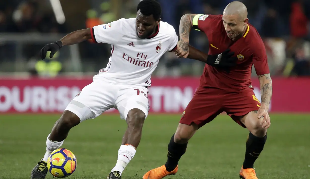 Aksi pemain AC Milan, Franck Kessie (kiri) berusaha keluar dari adangan pemain AS Roma, Radja Nainggolan pada lanjutan Serie A di Rome Olympic stadium, (25/2/2018). AC Milan menang 2-0. (AP/Alessandra Tarantino)