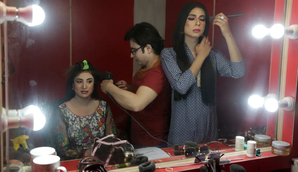 Marvia Malik, pembawa berita transgender pertama di Pakistan, bersiap untuk membacakan berita untuk saluran televisi Kohenoor di Lahore, Selasa (27/3). Malik adalah peserta pelatihan presenter stasiun televisi berita Kohinoor News. (AP/K.M. Chaudary)