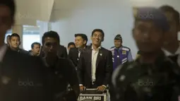 Gelandang Indonesia, Hanif Sjahbandi, tampak bahagia saat tiba di Bandara Soekarno-Hatta, Tangerang, Rabu, (30/8/2017). Pemain Indonesia disambut para fans sepulangnya dari SEA Games di Malaysia. (Bola.com/M Iqbal Ichsan)