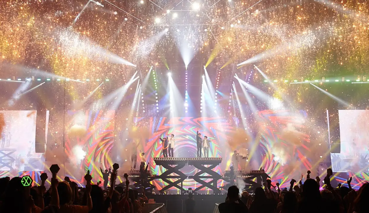 Seperti yang dilansir dari Osen, konser yang bertajuk 'EXO PLANET #4 - The EℓyXiOn [dot] itu dihadiri 66.000 penggemar. Konser ini sendiri digelar pada 13 hingga 15 Juli di Gocheok Sky Dome, Seoul. (Foto: twitter.com/weareoneEXO)