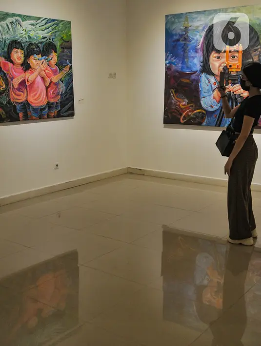 Pengunjung mengamati salah satu karya lukis yang ditampilkan dalam pameran "Antara Kecemasan dan Harapan" di Gedung D Galeri Nasional Indonesia, Jakarta Pusat, Minggu (7/5/2023). (merdeka.com/Iqbal S Nugroho)