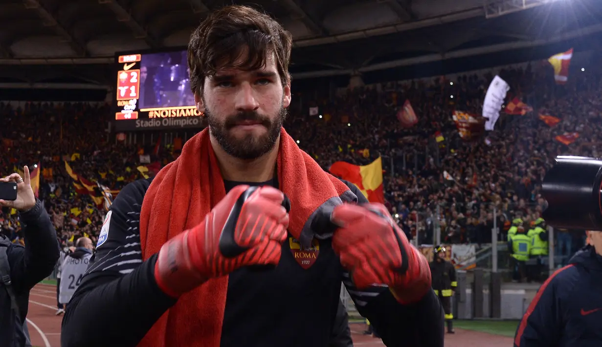 Alisson Becker. Kiper berusia 29 tahun yang sejak awal musim 2018/2019 membela Liverpool ini menjadi kiper ke-4 asal Brasil yang pernah memperkuat AS Roma. Ia didatangkan AS Roma dari Internacional pada awal musim 2016/2017 dengan nilai transfer 8 juta euro atau kini setara Rp121 miliar. Selama dua musim membela AS Roma, ia total tampil dalam 62 laga di semua ajang dengan torehan 26 kali clean sheet dan kebobolan 66 gol. Pada awal musim 2018/2019 ia hijrah ke Liverpool dengan nilai transfer yang meningkat tajam, 62,5 juta euro atau kini setara Rp945 miliar. (AFP/Filippo Monteforte)