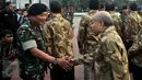 Jenderal Moeldoko memberikan ucapan selamat kepada para Pimred usai acara pembaretan, Jakarta, Selasa (16/6/2015). Pembaretan ini sebagai bentuk penghargaan kepada media yang mempunyai peran penting dalam kehidupan sosial. (Liputan6.com/JohanTallo)