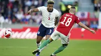 Pemain Inggris Reece James (kiri) berebut bola dengan pemain Hungaria Zsolt Nagy pada pertandingan sepak bola UEFA Nations League di Stadion Molineux, Wolverhampton, Inggris, 14 Juni 2022. Hungaria membantai Inggris 4-0. (AP Photo/Jon Super)