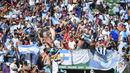 Suporter Argentina memberikan dukungan saat melawan Ekuador pada laga persahabatan di Stadion Martinez Valero, Elche, Minggu (13/10). Ekuador kalah 1-6 dari Argentina. (AFP/Jose Jordan)