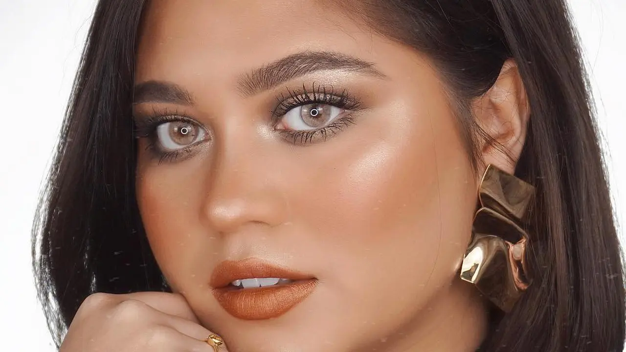 Gaya Makeup ala Beauty Influencer Sarah Ayu yang Bikin Wajah Fresh