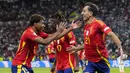 Selebrasi gelandang Timnas Spanyol, Mikel Oyarzabal (kanan) bersama rekannya, Nico Williams (tengah) dan Lamine Yamal usai mencetak gol kedua timnya ke gawang Timnas Inggris pada laga final Euro 2024 di Olympiastadion, Berlin, Jerman, Minggu (14/7/2024). (AP Photo/Manu Fernandez)