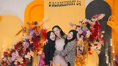 Perayaan ini menjadi momen spesial bagi artis yang dikenal sejak kecil melalui perannya di "Lenong Bocah" dan kini sukses sebagai komedian serta presenter. Beberapa artis yang hadir di ulang tahunnya antara lain si kakak-adik kompak, Arafah Rianti dan Halda. (Liputan6.com/IG/@ummi_quary)