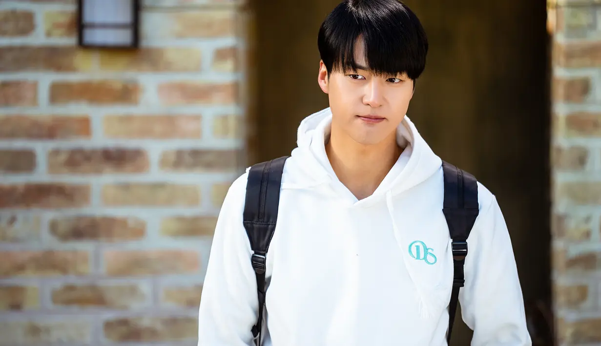 Menjalani kehidupan menyendiri tanpa teman, dia bertemu Won Jun di rumah berbagi dan awalnya salah mengira dia sebagai penguntit, dan memperlakukannya dengan dingin. (Foto: Netflix)