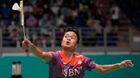 Anthony Sinisuka Ginting saat melawan Anders Antonsen pada pertandingan tunggal putra turnamen bulu tangkis Malaysia Open 2023 di Bukit Jalil Axiata Arena, Kuala Lumpur, Malaysia, Kamis (12/1/2023). Anthony Sinisuka Ginting mengalahkan Anders Antonsen dengan skor 21-14, 17-21, dan 21-17. (AP Photo/Vincent Thian)