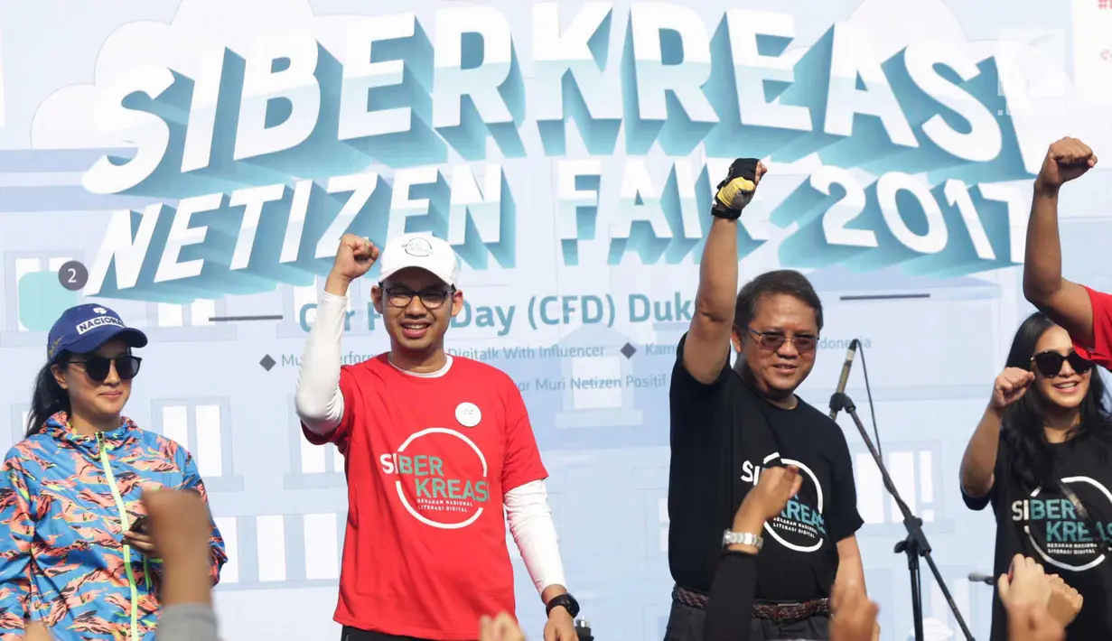 Menkominfo Rudiantara saat mendeklarasikan siber kreasi melawan hoax saat CFD di Jakarta, Minggu (5/11). Siber kreasi dibentuk dari berbagai komunitas dan elemen masyarakat. (Liputan6.com/Angga Yuniar)