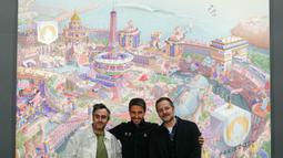 Ketua Panitia Penyelenggara Olimpiade dan Paralimpiade Paris 2024, Tony Estanguet (tengah) dan Kepala Desain Paris 2024 Joachim Roncin (kanan) menghadiri pembukaan poster resmi Olimpiade dan Paralimpiade Paris 2024 yang dibuat oleh seniman Prancis Ugo Gattoni (kiri) di museum Orsay (Musee d'Orsay) di Paris, Prancis, Senin (4/3/2024) waktu setempat. (AFP/Dimitar Dilkoff)