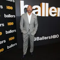Mendapat julukan The Rock, aktor bertubuh besar dan kekar, Dwayne Johnson baru-baru ini membuat netizen terpana dengan aksi kerennya sebagai seorang ayah yang baik untuk buah hatinya. (AFP/Bintang.com)