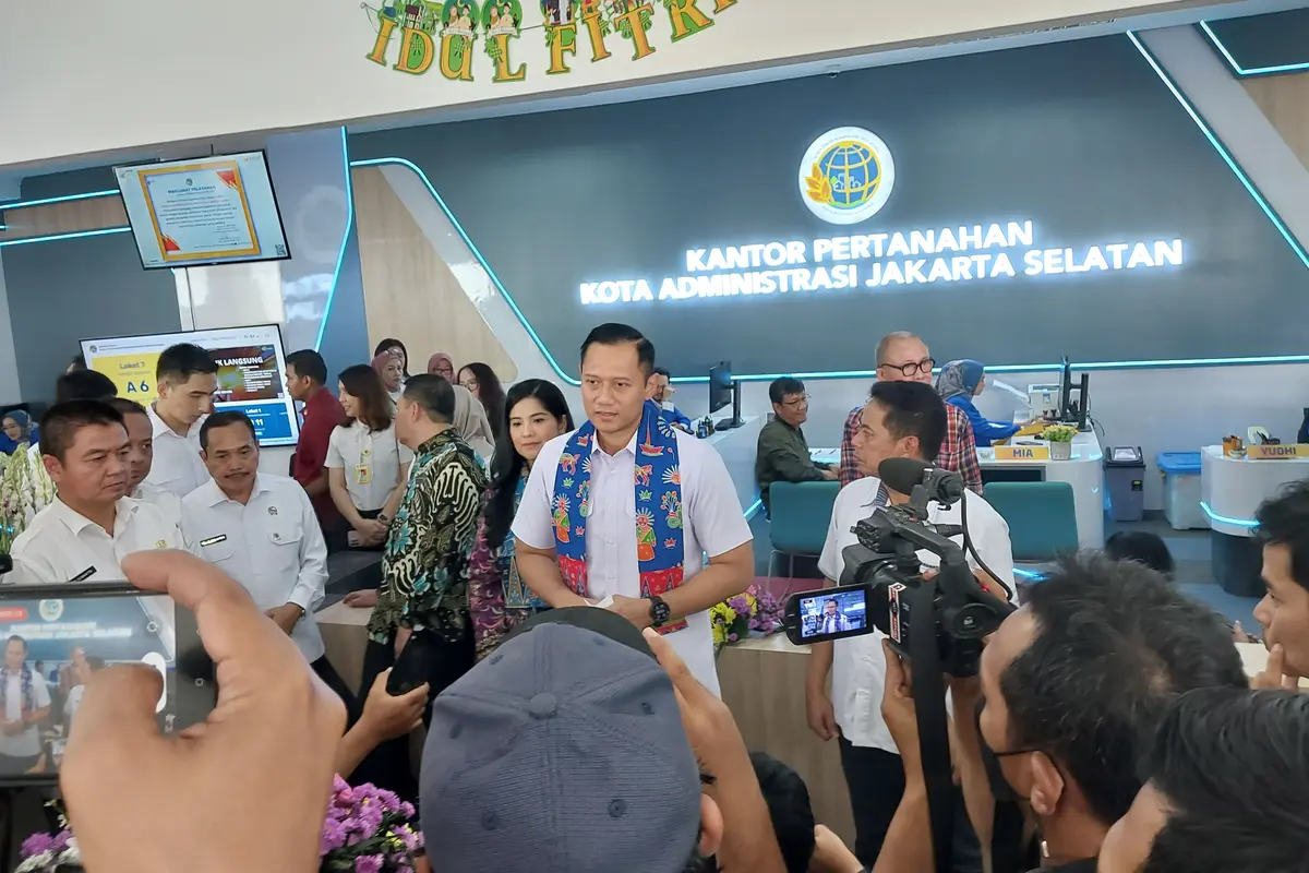 Menteri Agraria dan Tata Ruang/Kepala Badan Pertanahan Nasional (ATR/BPN) Agus Harimurti Yudhoyono meresmikan Kantor Pelayanan Pertanahan di Jakarta Selatan, Rabu (3/4/2024). (Arief/Liputan6.com