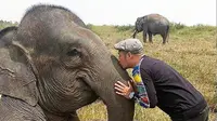 Irfan Hakim asyik sedang mencium belalai seekor gajah (Dok.Instagram/@irfanhakim75/https://www.instagram.com/p/CD0Mw15H8qo/Komarudin)