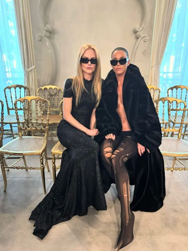 6 Potret Katy Perry Pakai Outfit Berisiko di Paris Fashion Week, Tampil Topless dan Nyaris Ekspos Bekas Jahitan Caesar