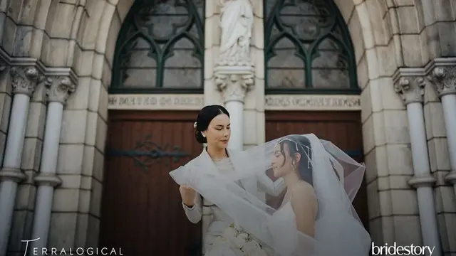 Potret Tampilan Anggun Sophia Latjuba di pernikahan Eva Celia, credit: Bridestory