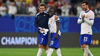 Pemain Prancis, N'Golo Kante (tengah) bersama Antoine Griezmann merayakan kemenangan timnya atas Austria pada laga Grup D Euro 2024 di Duesseldorf Arena, Duesseldorf, Jerman, Selasa (18/06/2024) WIB. (AFP/Patricia De Melo Moreira)