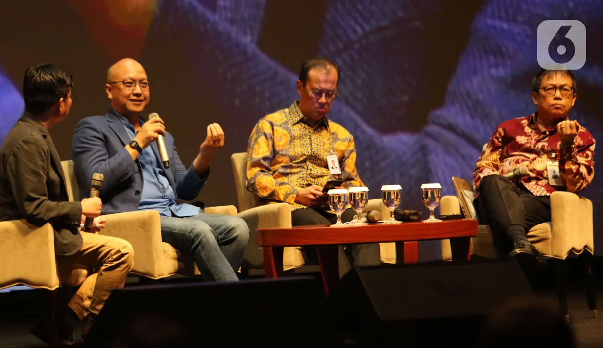 Managing Director Head of Digital Banking & Deputy Head of Consumer Banking Group PT Bank DBS Indonesia Leonardo Koesmanto (kedua kiri) bersama Direktur PT BRI Indra Utoyo dan Chief Economist PT BNI Tbk Ryan Kiryanto berdiskusi dalam IDC 2019, Jakarta, Kamis (28/11/2019) . (Liputan6.com/AnggaYuniar)