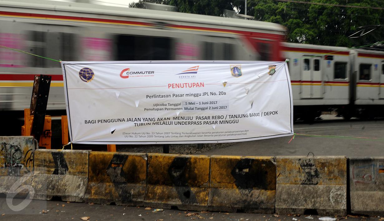 Kereta Commuter Line melintasi perlintasan sebidang di Pasar Minggu yang ditutup sementara, Jakarta, Selasa (9/5). Penutupan secara permanen akan dilakukan pada 2 Juni mendatang. (Liputan6.com/Helmi Fithriansyah)