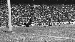 Carlos Alberto (kanan) dengan tembakan mautnya ke gawang Italia yang dikawal kiper Albertosi pada final Piala Dunia 21 juni 1970 di Mexico City. Brasil menang 4-1. (AP Photo)