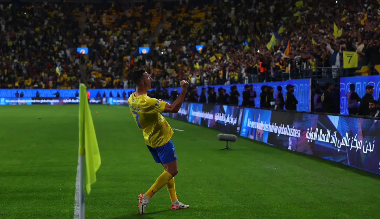 Selebrasi pemain Al Nassr, Cristiano Ronaldo, setelah mencetak gol ke gawang Al Ettifaq dalam pertandingan lanjutan Saudi Pro League 2023/2024 yang berlangsung di Al Awwal Park, Jumat (22/12/2023). (X/Al Nassr FC)