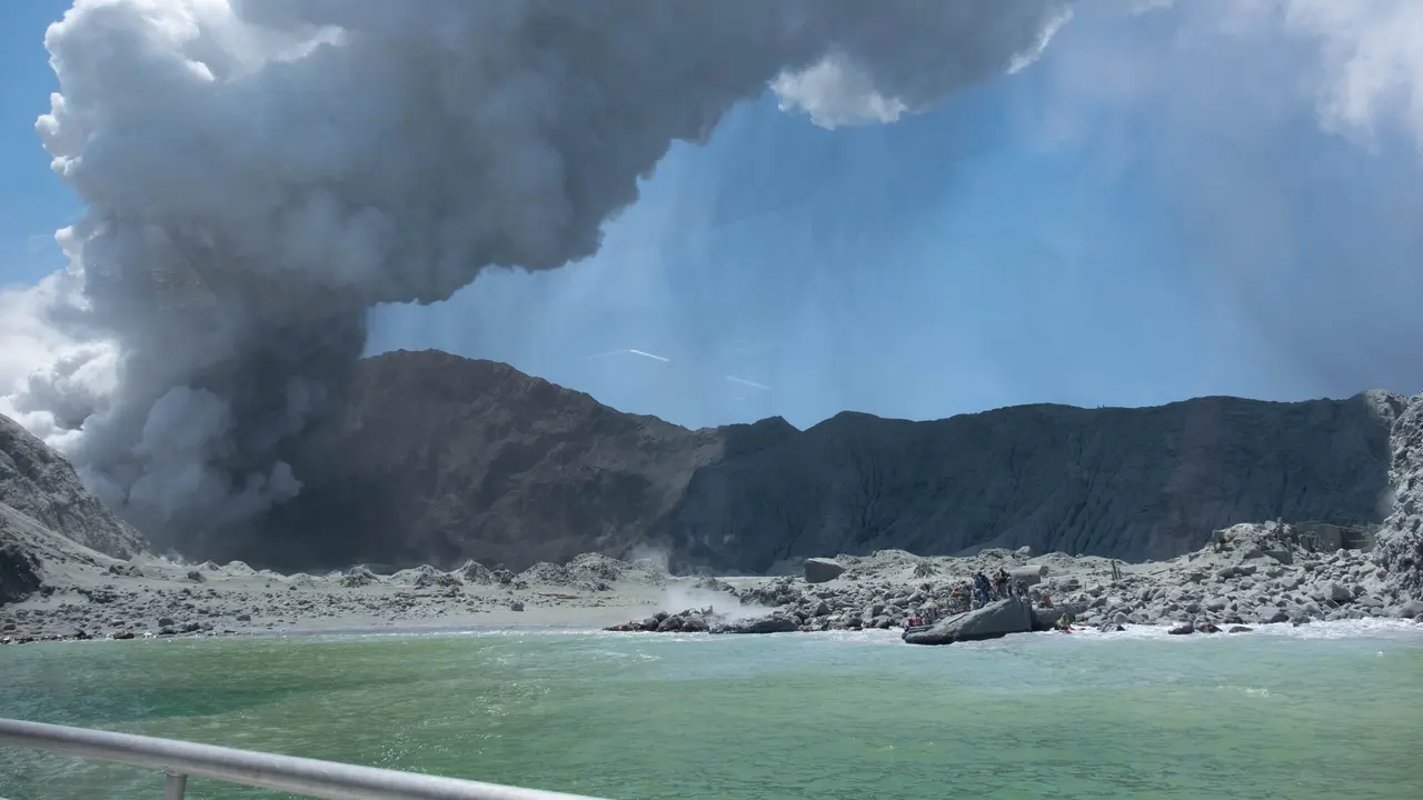 Gunung Merapi yang meletus di White Island, Selandia Baru