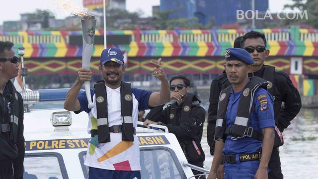 Drs. Zakli Asswan, MM membawa Obor Asian Games 2018