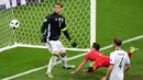 Gawang kiper Jerman, Manuel Neuer, hampir kebobolan oleh pemain Polandia, Arkadiusz Milik, pada laga kedua Grup C Piala Eropa 2016 di Stade de France, Jumat (17/6/2016) dini hari WIB. (AFP/Francisco Leong)