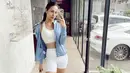 Gaya sporty Anya Geraldine dengan busana putih ini tak lepas dari perhatian netizen. Dirinya pun memilih memadukan busana sporty putihnya dengan jaket berwarna biru muda. (Liputan6.com/IG/@anyageraldine)