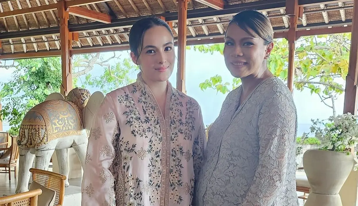 Lalu ada juga penampilan Chelsea Islan yang juga tampil dengan atasan bersiluet kebaya. Detail penampilan busana Chelsea dipenuhi detail bordir floral yang manis, dipadukan dengan kain wastra bernuansa hitam keemasan sebagai bawahan. [Foto: Instagram/angelanggiee]