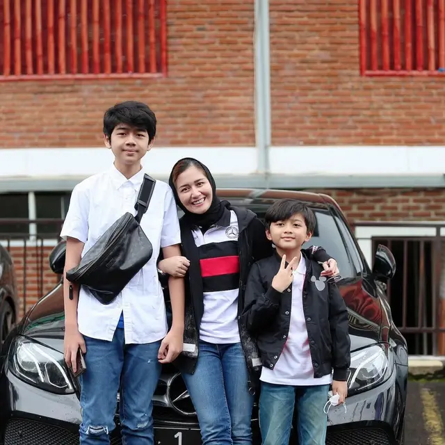 6 Potret Dine Mutiara dan Buah Hati, Kini Jadi Anak Sambung Sahrul Gunawan