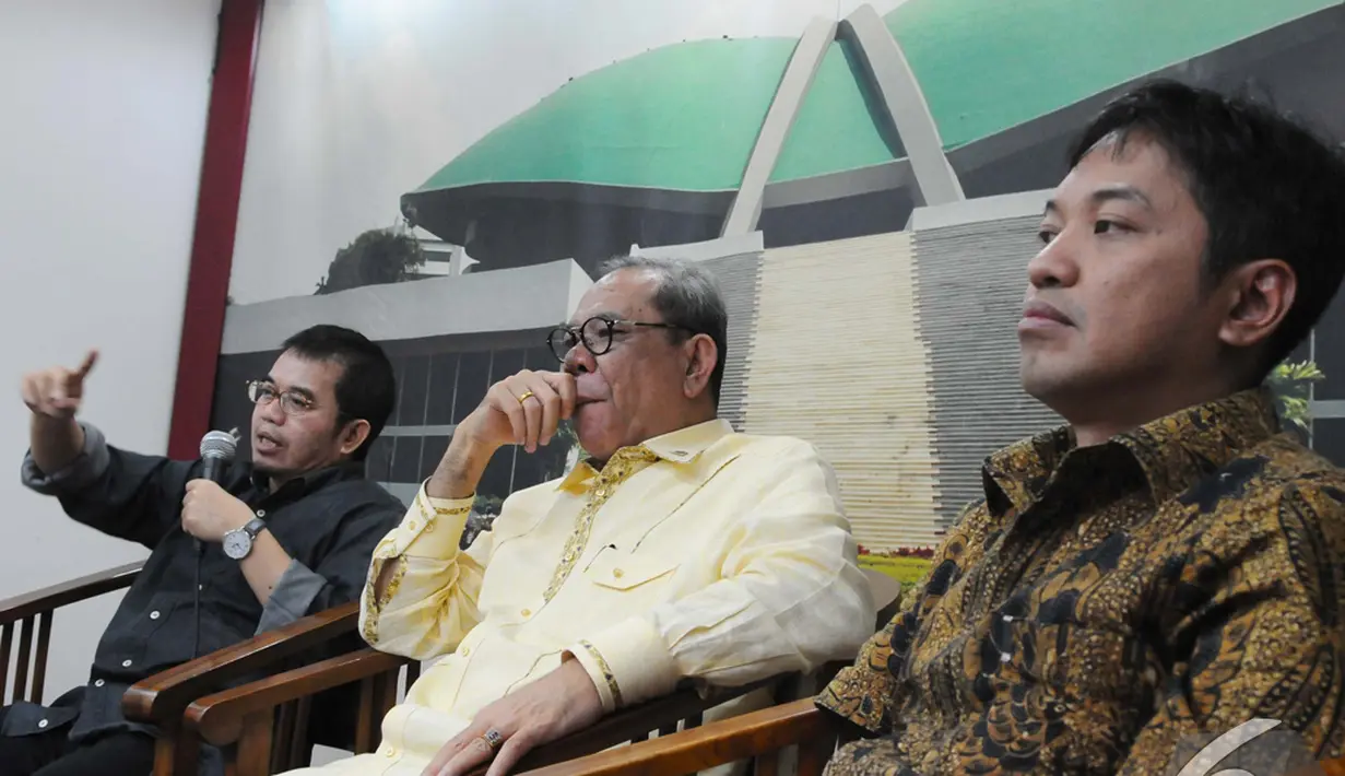 Pengamat Politik Yudi Latief (kiri) saat menjadi pembicara pada Diskusi "Menumbuhkan Komitmen Menjaga Kedaulatan NKRI", Jakarta, Senin (8/12/2014). (Liputan6.com/Andrian M Tunay)