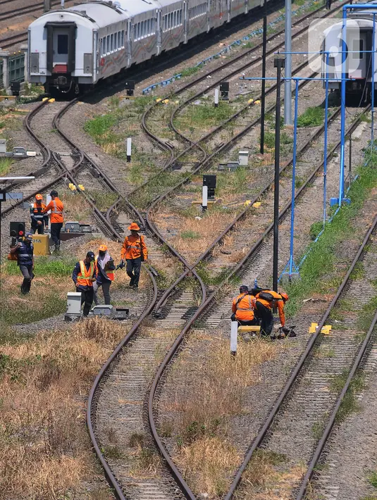 Depo lokomotif ini juga merupakan bagian proyek pembangunan jalur rel dwi ganda atau double-double track Manggarai-Cikarang. (merdeka.com/Imam Buhori)