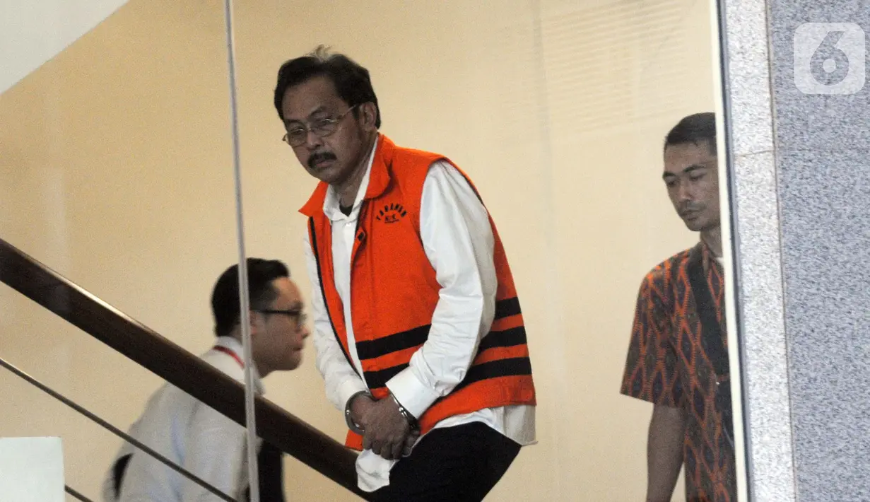 Gubernur nonaktif Kepulauan Riau Nurdin Basirun (tengah) saat akan menjalani pemeriksaan di Gedung KPK, Jakarta, Kamis (3/10/2019). Nurdin diperiksa sebagai tersangka untuk melengkapi berkas terkait aliran suap izin lokasi rencana reklamasi di wilayah Kepulauan Riau. (merdeka.com/Dwi Narwoko)