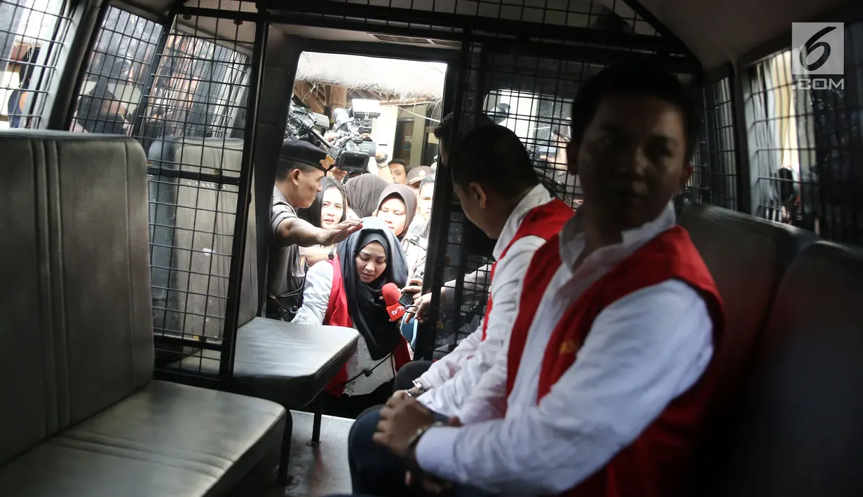 Tiga tersangka kasus First Travel Andika Surachman, Anniesa Hasibuan dan Kiki Hasibuan berada di dalam mobil tahanan usai menjalani sidang di PN Depok, Jawa Barat, Rabu (30/5). (Liputan6.com/Herman Zakharia)