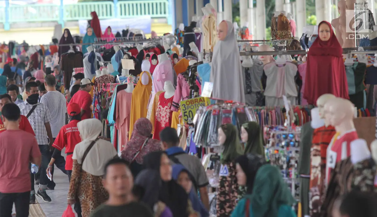 Suasana pedagang di Skybridge Tanah Abang, Jakarta, Jumat (4/1). Penyaluran KUR tersebut meningkat bila dibandingkan dengan penyaluran KUR pada 2018 sebesar Rp 123 triliun. (Liputan6.com/Angga Yuniar)