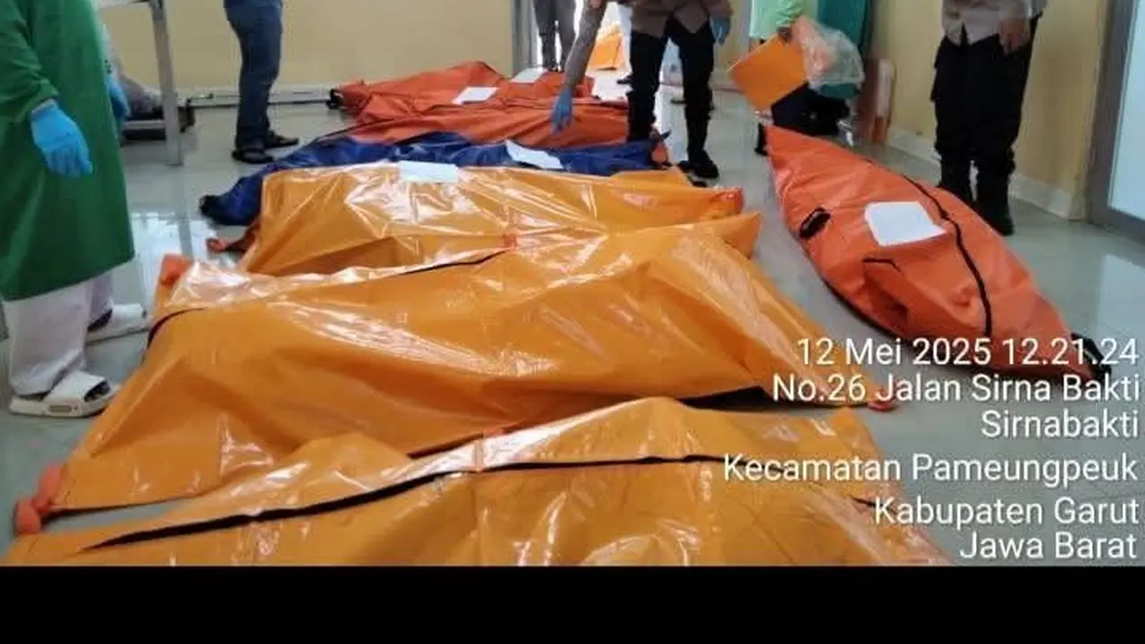 Para korban dari kalangan sipil dan militer dalam pemusnahan bahan peledak di Pantai Cijeruk-Cimerak, Desa Sagara, Kecamatan Cibalong, Kabupaten Garut, Jawa Barat, Senin (12/5/2025) pagi. (Liputan6.com/Jayadi Supriadin)