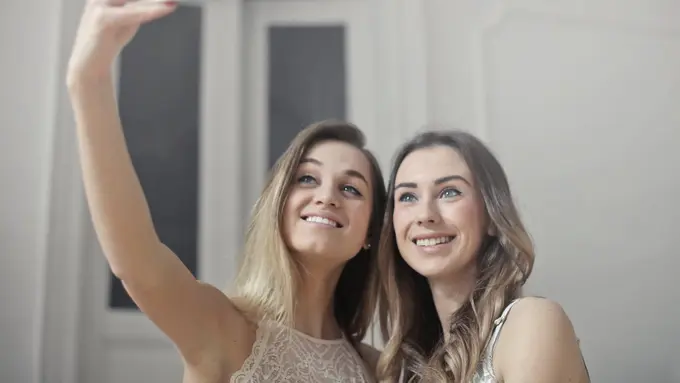 [Bintang] 3 Zodiak Ini Paling Nggak Bisa Pura-pura Baik Kalau Sebal sama Temannya