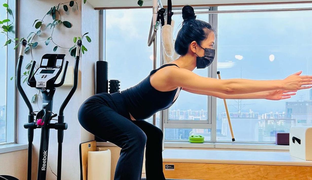 Member Blackpink dikenal menjaga bentuk tubuh dengan berolahraga. Jisoo Blackpink baru-baru ini diketahui aktif menjalani pilates. (Liputan6.com/IG/@pilates.sun)