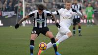 Pemain AC Milan, Gerard Deulofeu (kanan), saat berupaya merebut bola dari pemain Udinese, Javier De Paul, pada pertandingan lanjutan Serie A, di Stadion Friuli, Minggu (29/1/2017). (Twitter). 