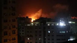 Ledakan akibat serangan udara Israel di Gaza City (25.3). Militer Israel melakukan serangan udara di Jalur Gaza sebagai balasan atas serangan roket yang mencederai tujuh penduduk di Tel Aviv utara. (Reuters/Mohammed Ajour)
