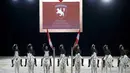 Barisan penunggang dan kudanya dari Spanish Riding School of Vienna memberikan salam saat melakukan latihan gladi resik di SSE Arena di London, Inggris (10/11). (Reuters/Peter Nicholls)