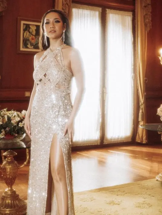 BCL terlihat shining dengan gaun slit bertabur beads yang berkilau, cocok dengan anting-antingnya. [@bclsinclair]