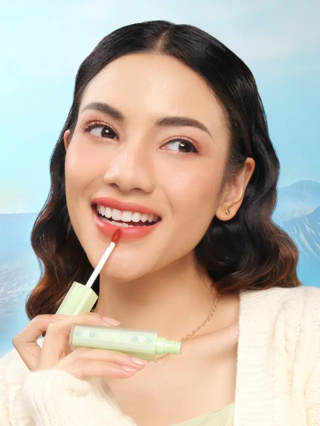 Ilustrasi model dan produk lipstik/Sariayu