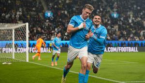 Selebrasi Rasmus Hojlund usai mencetak gol di laga Napoli vs Milan di semifinal Supercoppa Italiana di Al-Awwal Park, Riyadh, Arab Saudi, Jumat (19/12/2025). (AP Photo/Altaf Qadri)
